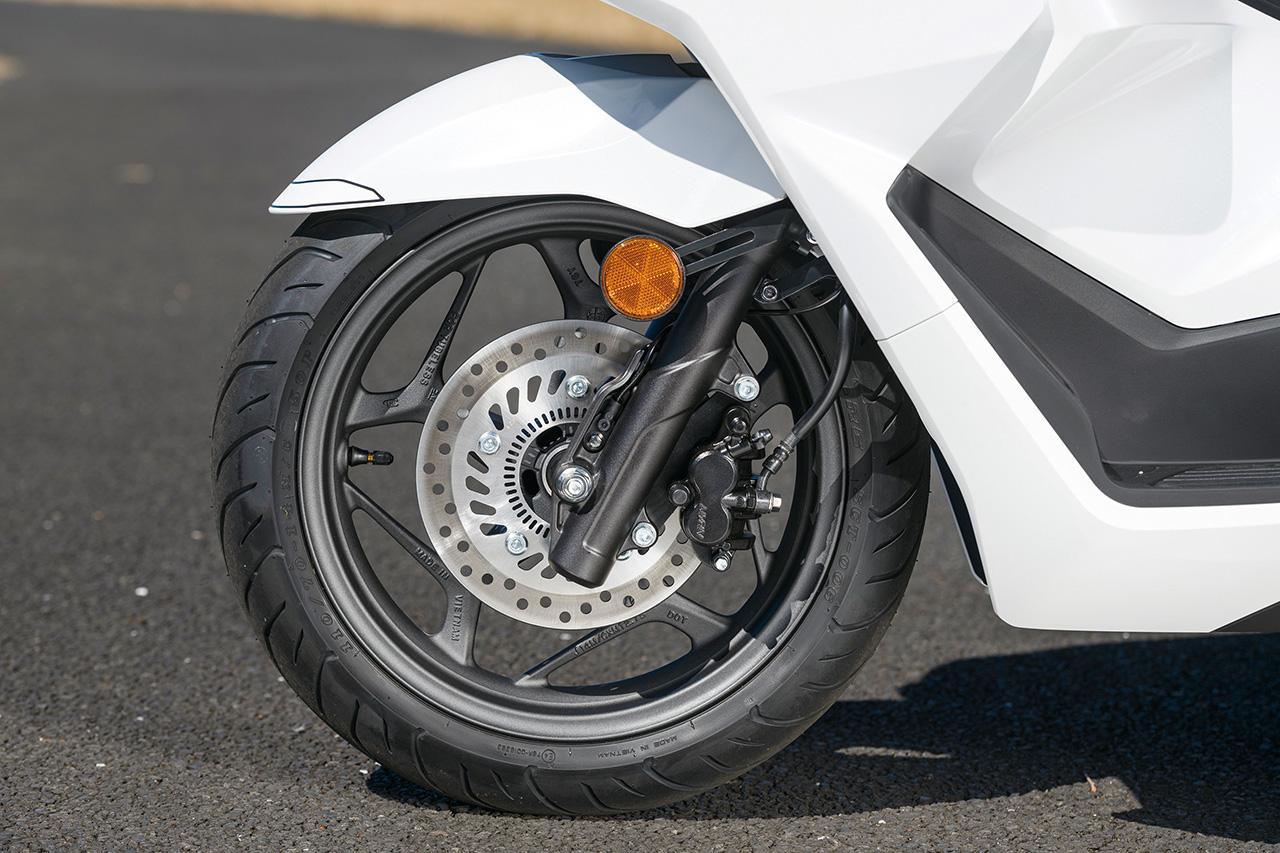画像: フロントホイールは14インチ、ブレーキには大型のΦ220mmローターを採用。1チャンネルのABSが標準装備されるのも従来通りだ。