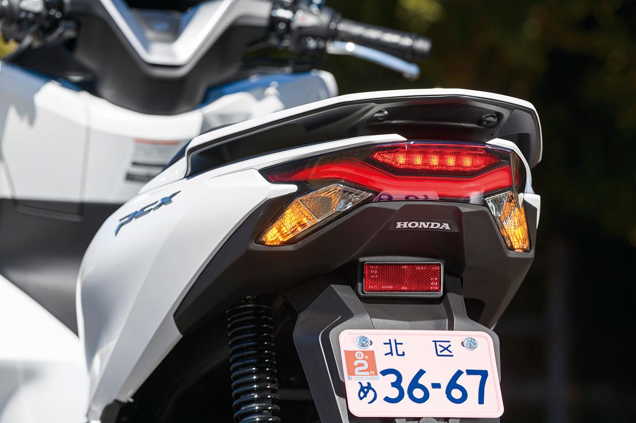 画像: 「X」の文字をかたどったLEDテールランプはデザインを変更。ウインカーランプを含めると「X」シェイプとなる新デザインになった。