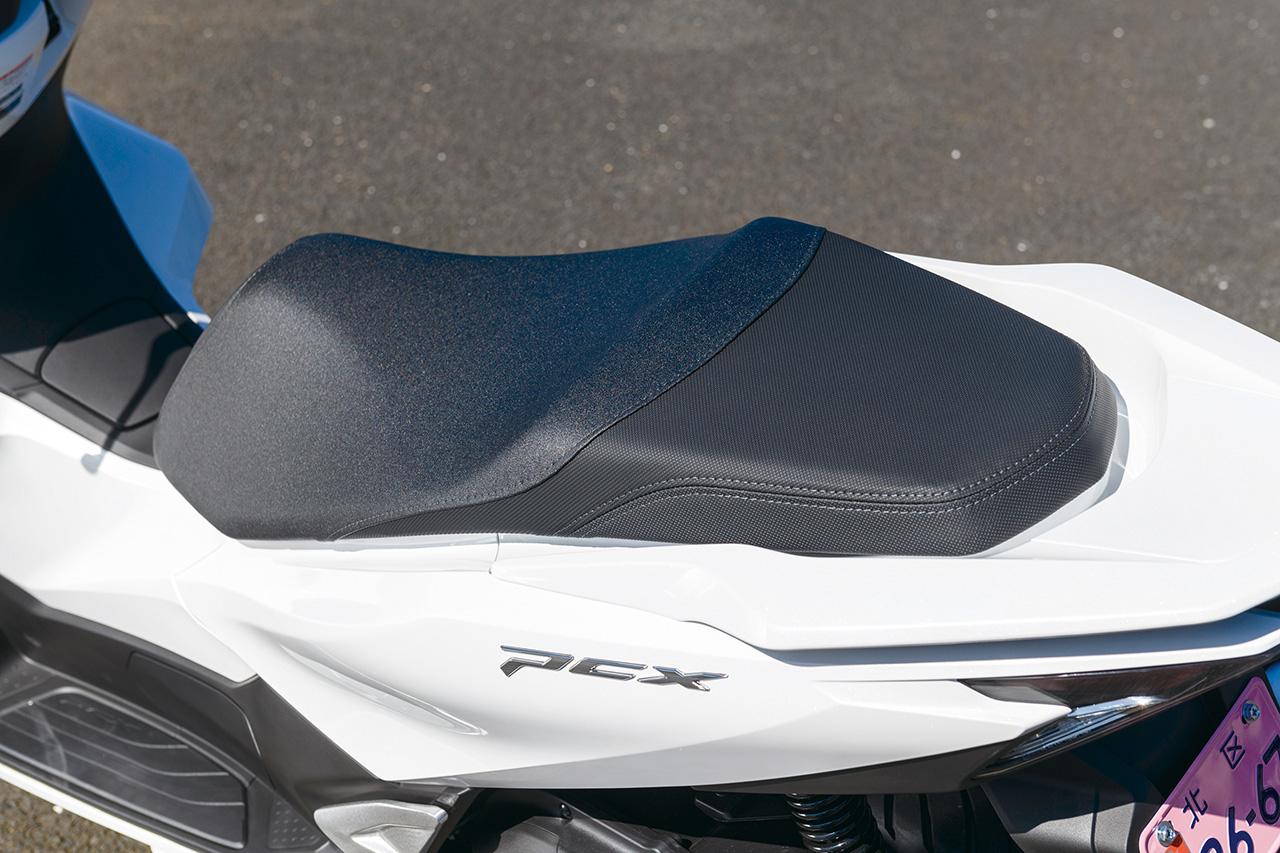 画像: ライダーが低く座る「シットイン」ポジションを実現。優れた足つき性とリラックスしたポジションを両立する。シート高は764mm。
