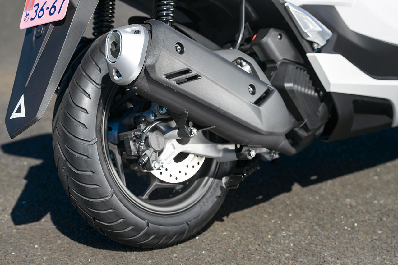 画像: 水冷OHC4バルブの「eSP+」エンジンは、マフラーの内部構造とキャタライザーの配置を最適化し、排気抵抗の低減と排気ガスの浄化性能を確保。