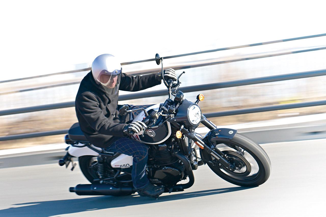 画像: ショットガン650｜高剛性の倒立フォークと短いサスストローク、そして低重心による地面を這うようなダイレクトなスポーティさが魅力。走り出してすぐにそれが感じられるのがイイ。ただバンク角だけは注意しましょう！