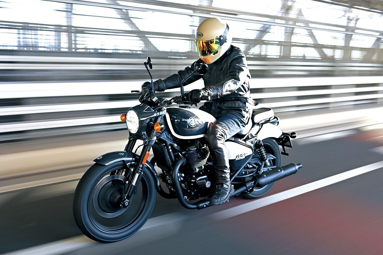 画像: ショットガン650｜右手をわずかに動かしただけで重量級の車体を軽々と押し進めるショットガン650のトルク・フィーリングは、ほかでは体感できない新鮮なもの。その感覚がライダーのハートをガッチリと掴むのだ。