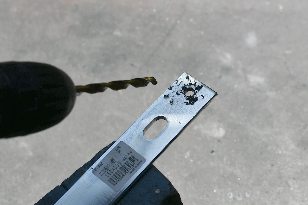 画像4: ロッド保持部を車体に装着するためにベースを作るよ