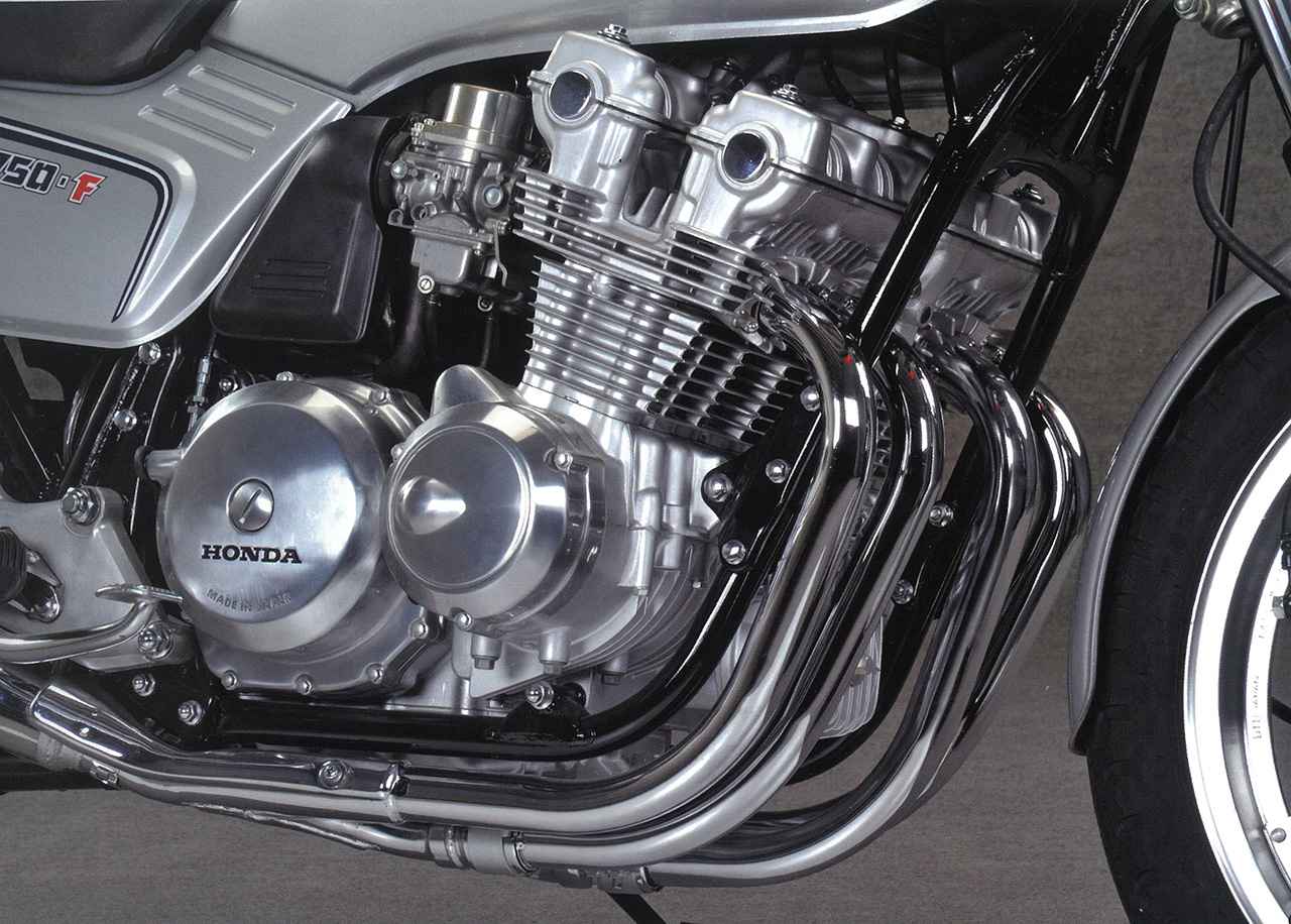 画像: CB750Kで先にDOHC化された空冷エンジンは、ワークスレーサーのノウハウも投入された意欲作。カムチェーンはクランクと排気側カムを連結し、別チェーンで吸排気カムを連結する独特な方式を採用。