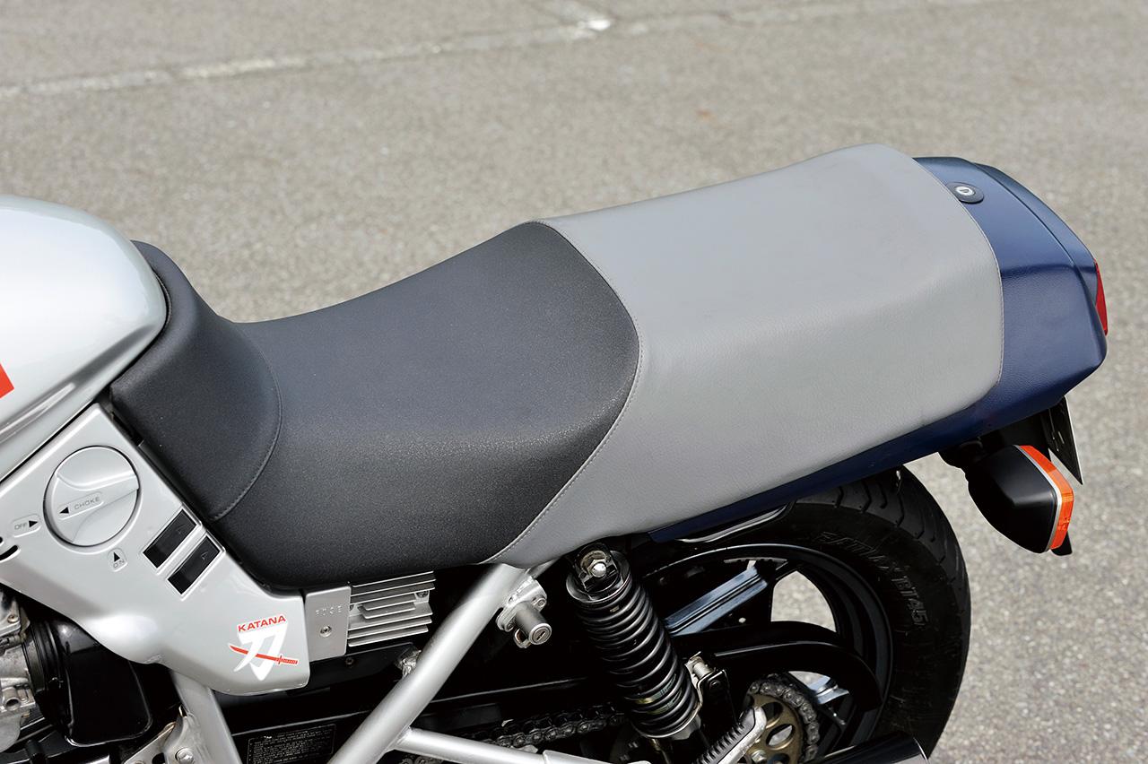 画像: タンデム部をグレーとした独特の2トーンシートを採用。汚れやすい、との声を受け、初期型以降は表皮が変更されている。