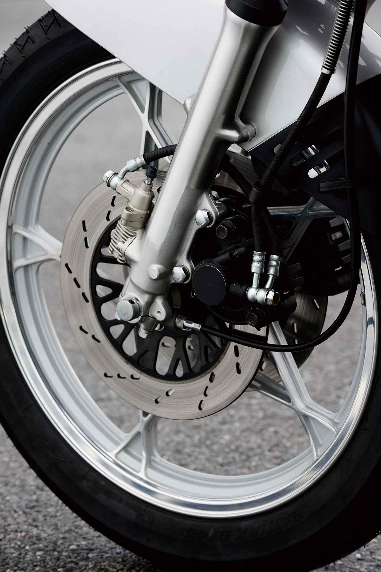 画像: ホイールは星形キャスト、ブレーキキャリパーは対向2ピストン。フロントフォークにはアンチノーズダイブ機構の「ANDF」を装備。