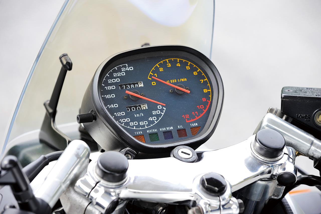 画像: スピードとタコメーターを一体ケースに収めたユニークなレイアウトのアナログメーター。スピードは240km/hフルスケール。