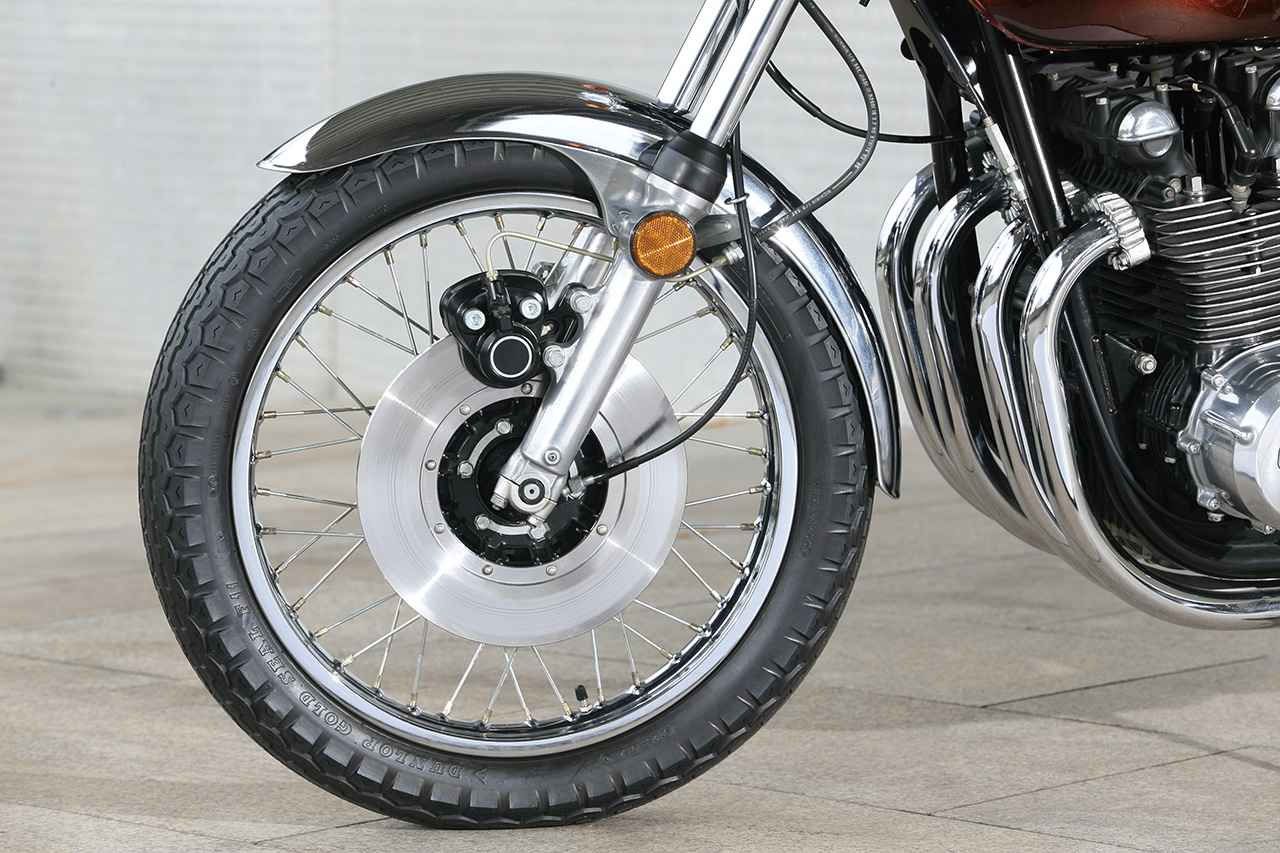 画像: ブレーキはΦ296mmのシングルディスクと、フロントフォーク前側上方にマウントした片押し式の1ポッドキャリパーの組み合わせ。