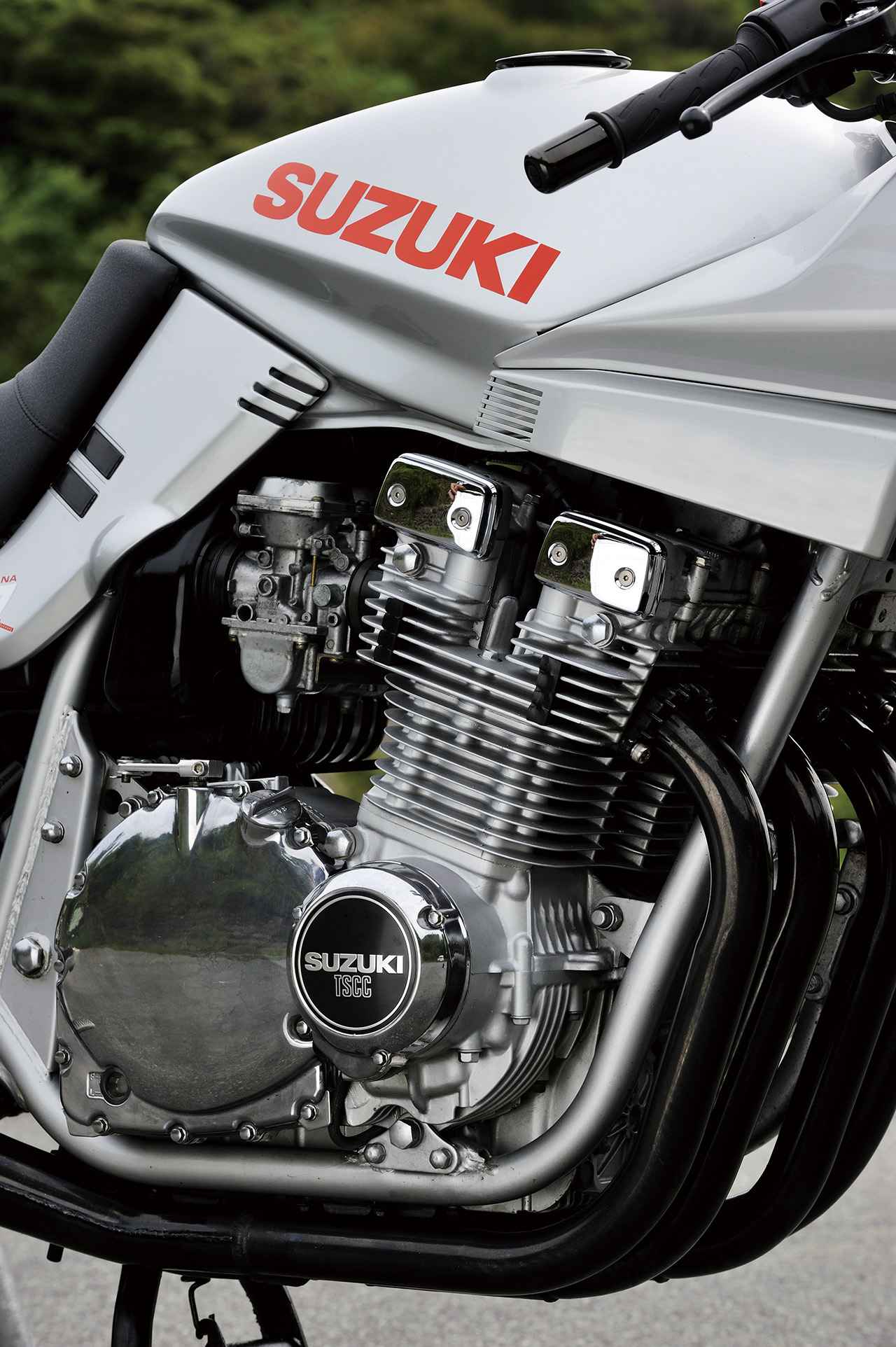 画像: エンジンは1979年登場のGSX1100E用の空冷DOHC4バルブユニットをベースに、クランクシャフトやバルブまわりを変更。パワーは111PS。