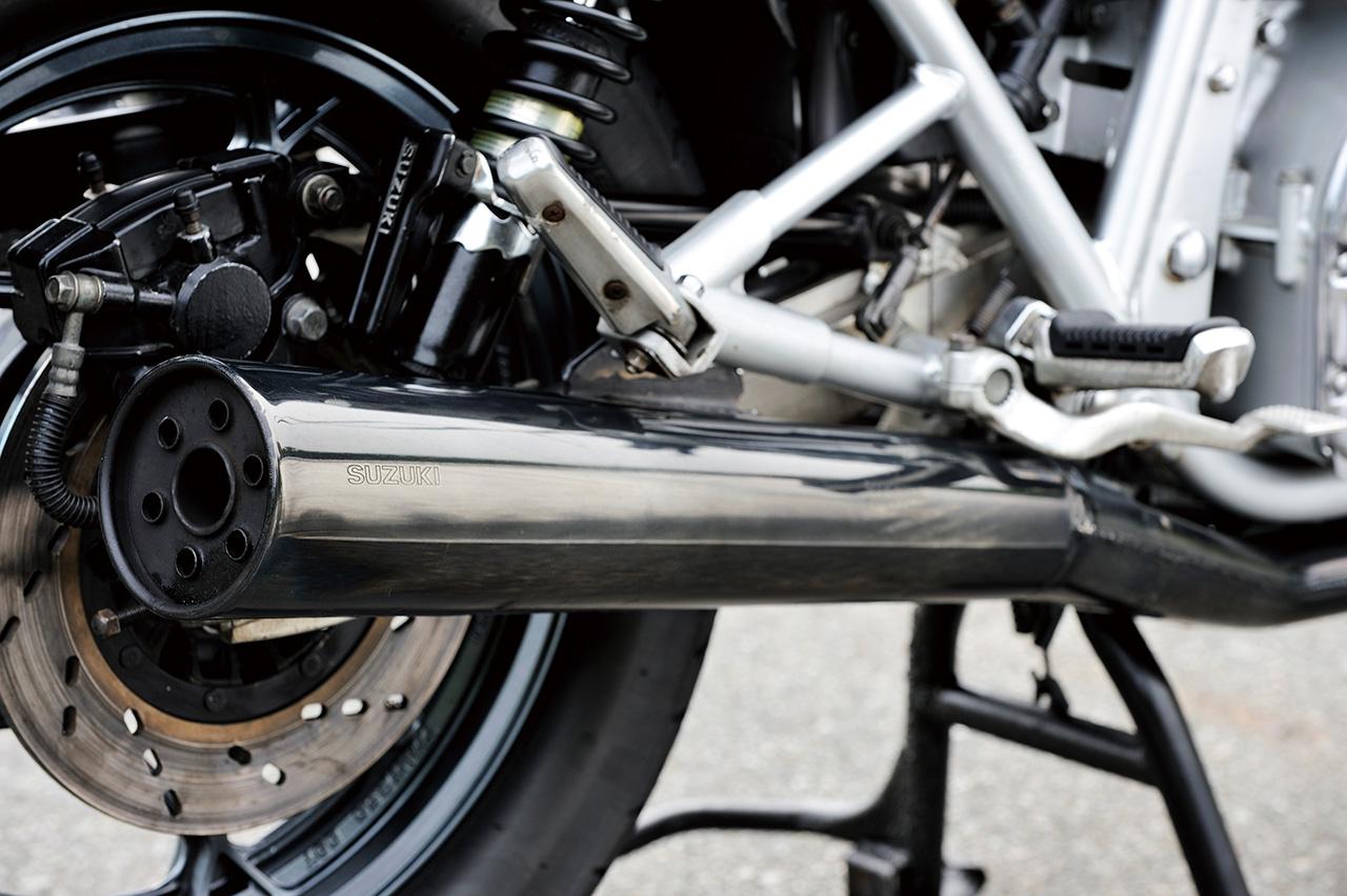 画像: エキゾーストパイプ、サイレンサーはともにブラック仕上げ。マフラーは左右2本出しの4into2レイアウトとなっている。