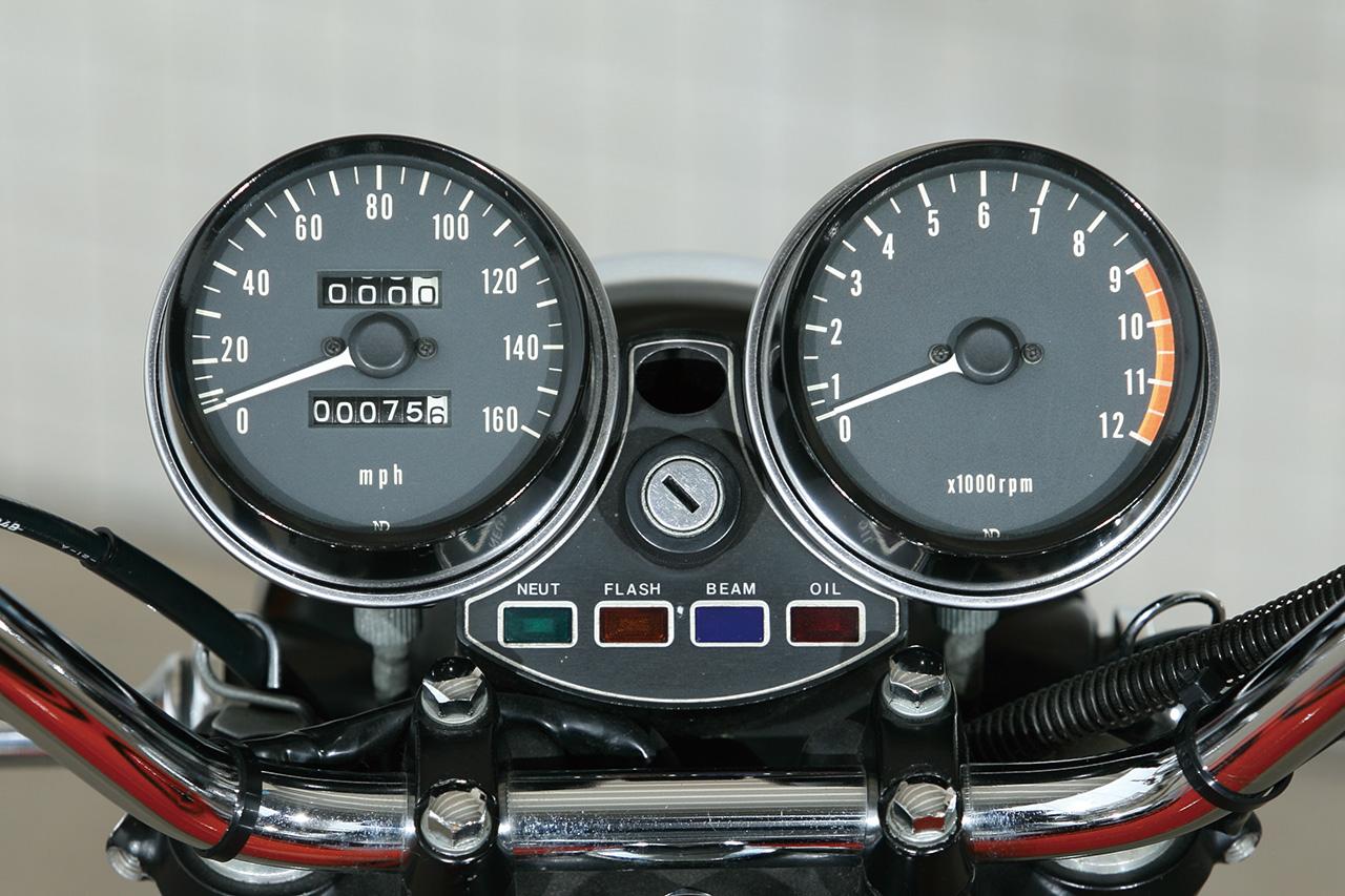 画像: 左のメーターはマイル表示160mphスケールの速度計(欧州向けは240km/h)、右は1万2000回転スケールの回転計。中央の穴はキーホルダー入れ。