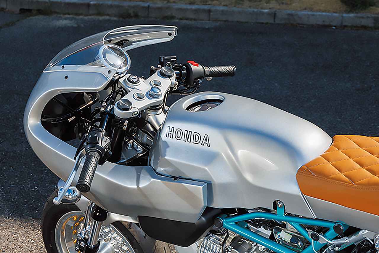 画像: 形状を見事に再現したタンクカバー。ロゴはHONDAとなっているが、書体を真似することでそれらしく見せているのが面白い。ハンドルもセパレートタイプに変更済み。