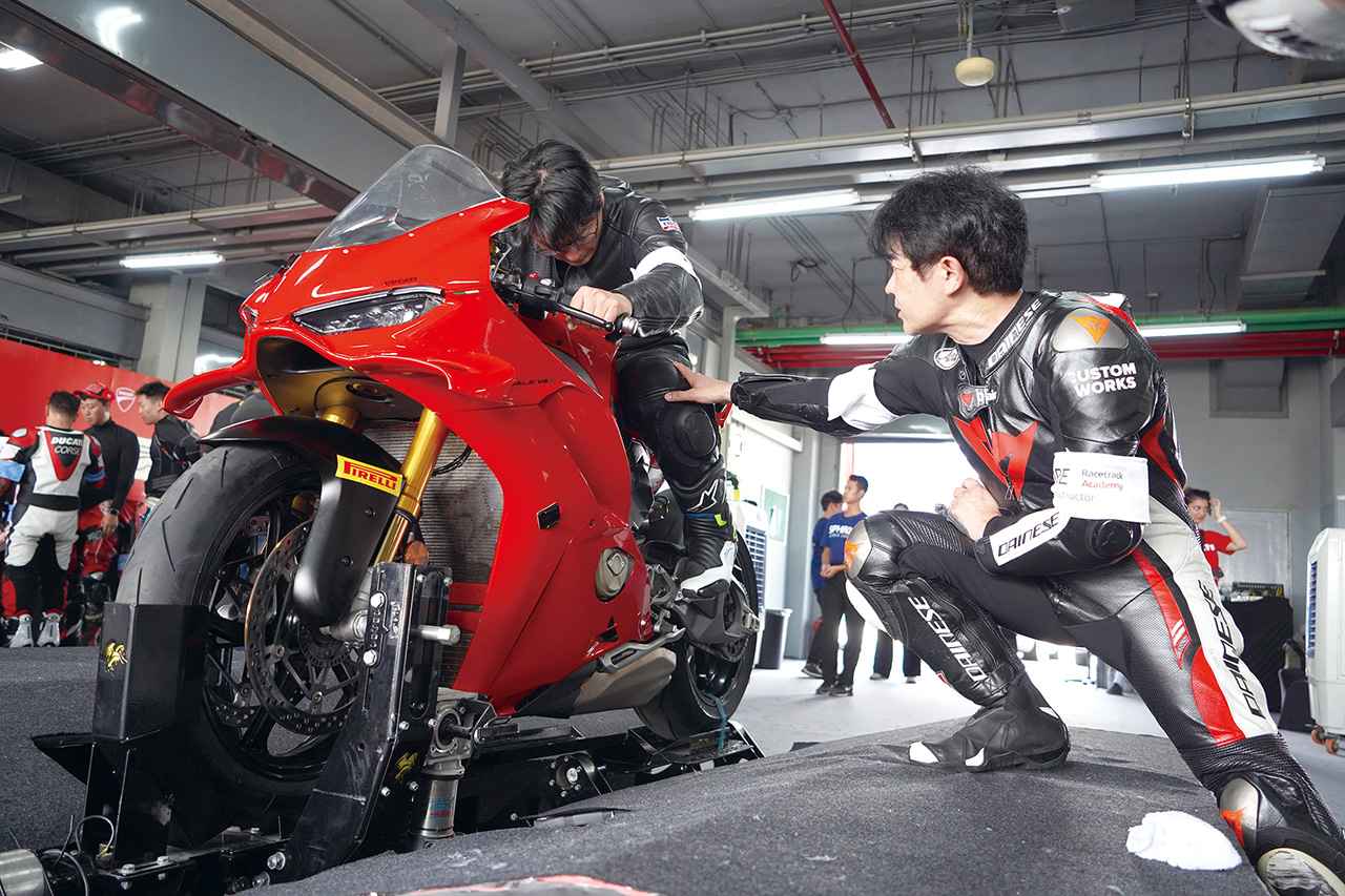 画像: 写真がライディングフォーム矯正機。原田氏が細かく体の使い方を教えてくれる。