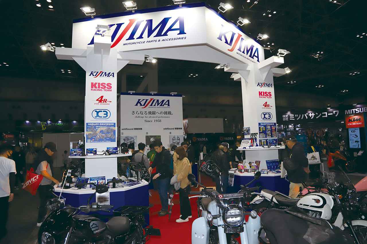 画像: 東京モーターサイクルショーのキジマブース。時代を越えたレトロデザインカスタムを提唱するW230ベースの「タイムレスレトロ」など、魅力的な展示車がズラリ。