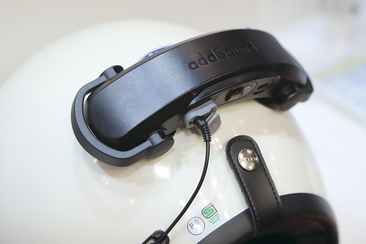 画像: 新発想のBluetoothオーディオ「addSound（アドサウンド）」も展示。振動型スピーカーでヘルメットをスピーカーに変える斬新なシステムで大きな注目を集めた。