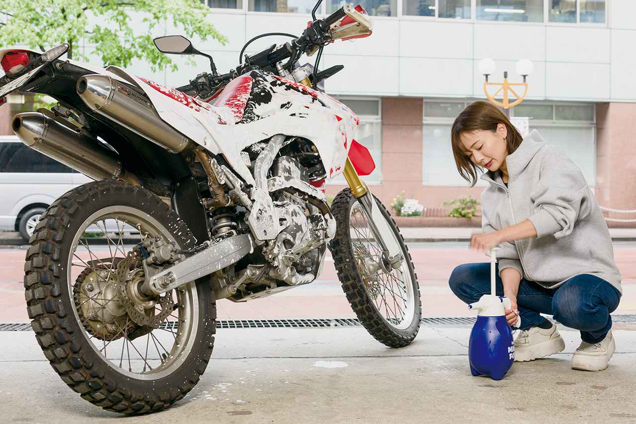 画像: ポンピングはボトルを地面に置いて作業すると楽。泡の状態はシャンプーと水の配分を変えることで好みに調整できる。