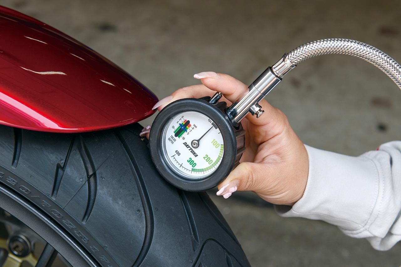 画像: デプスゲージはmm単位。ロードスポーツ車の新品タイヤなら深いところ(センター部)で6〜7mm程度ある。2mmを下回ったら即交換だ。
