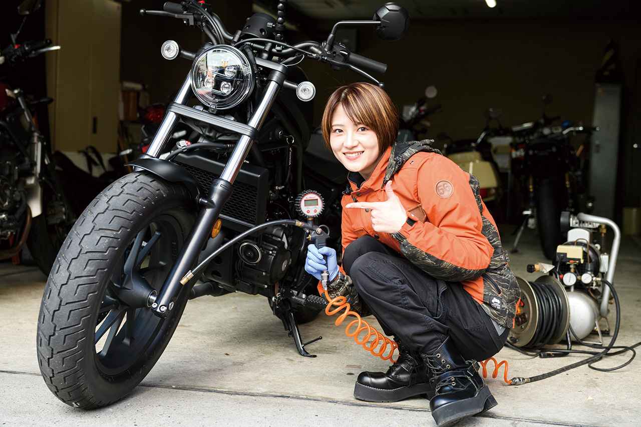 画像: 走行前には初めてのエアーチェック&空気入れを体験。「事前に下調べをし過ぎて、わけがわからなくなるタイプです」という若月さんだけに、無事に愛車を手に入れたら、メンテナンスについても真面目に勉強しまくること確実です。