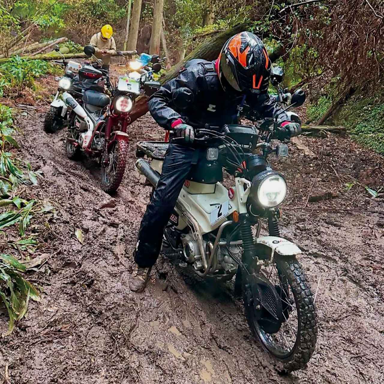 画像: プライベートでは5台の愛車を乗り分ける筋金入りのライダーである澤さん。写真は今年4月の「ドアオブアドベンチャー」にハンターカブで参加した際の一場面。想像以上にマディな路面に苦戦中!?