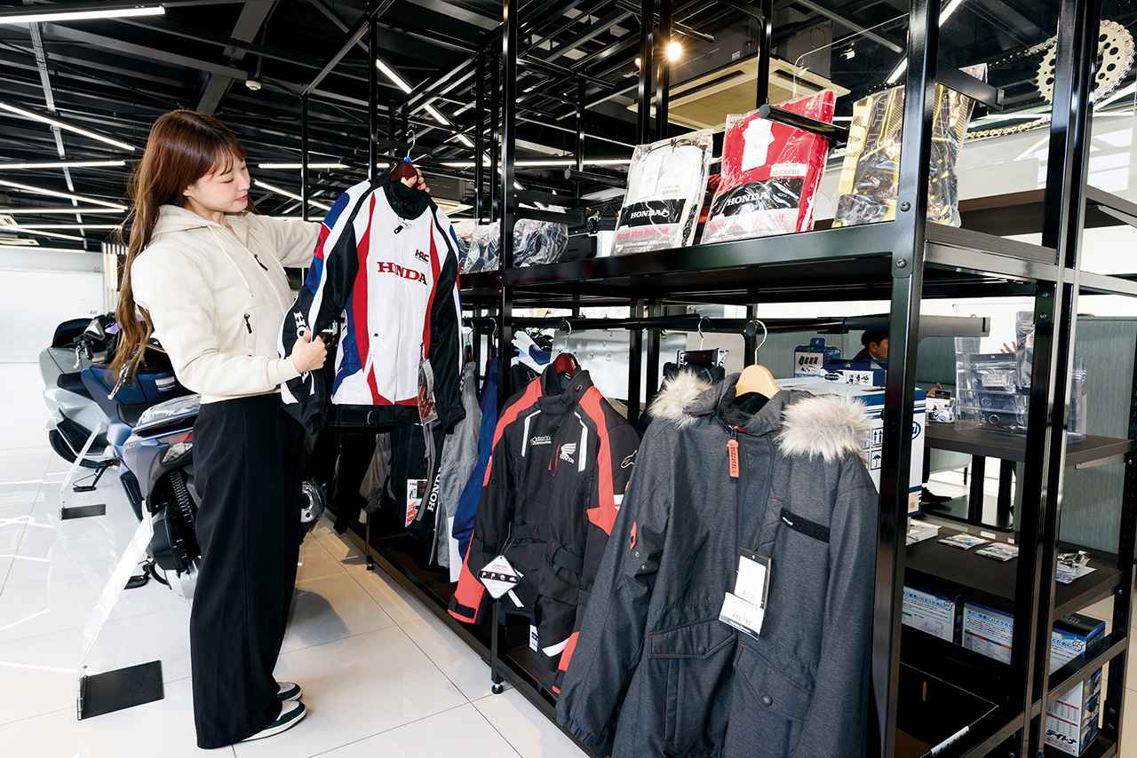 画像: ホンダの最新アイテムが展示・販売されている店内。最新ウエアの展示も工夫がされ、見やすい位置にラインアップが並びます。