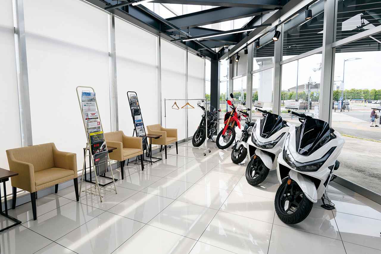 画像: 店舗内にはドリンクサービスや休憩できる空間もあるので、オイル交換や点検など時間が必要な作業待ちも安心です。