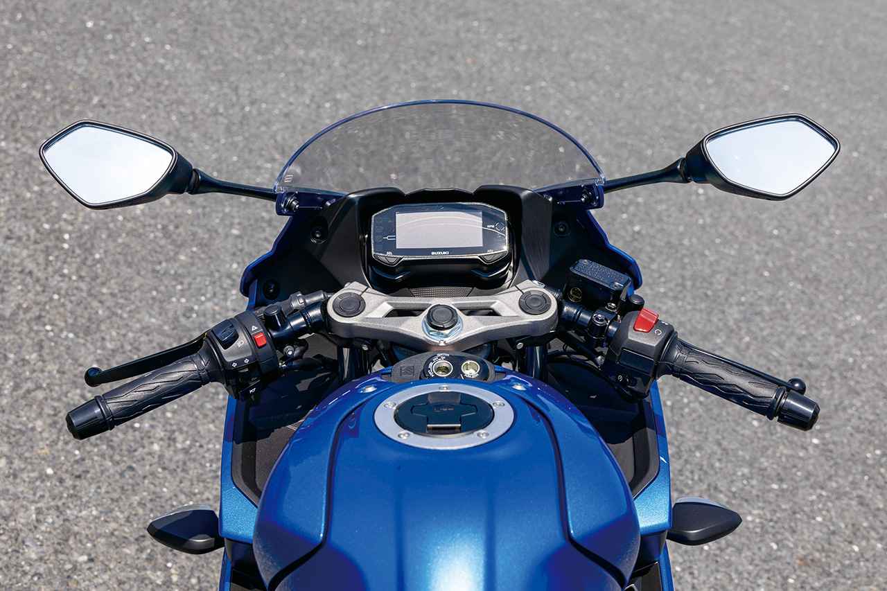 画像: トップブリッジ下にセパレートハンドルを装着し、スーパースポーツらしい前傾ポジションを実現。