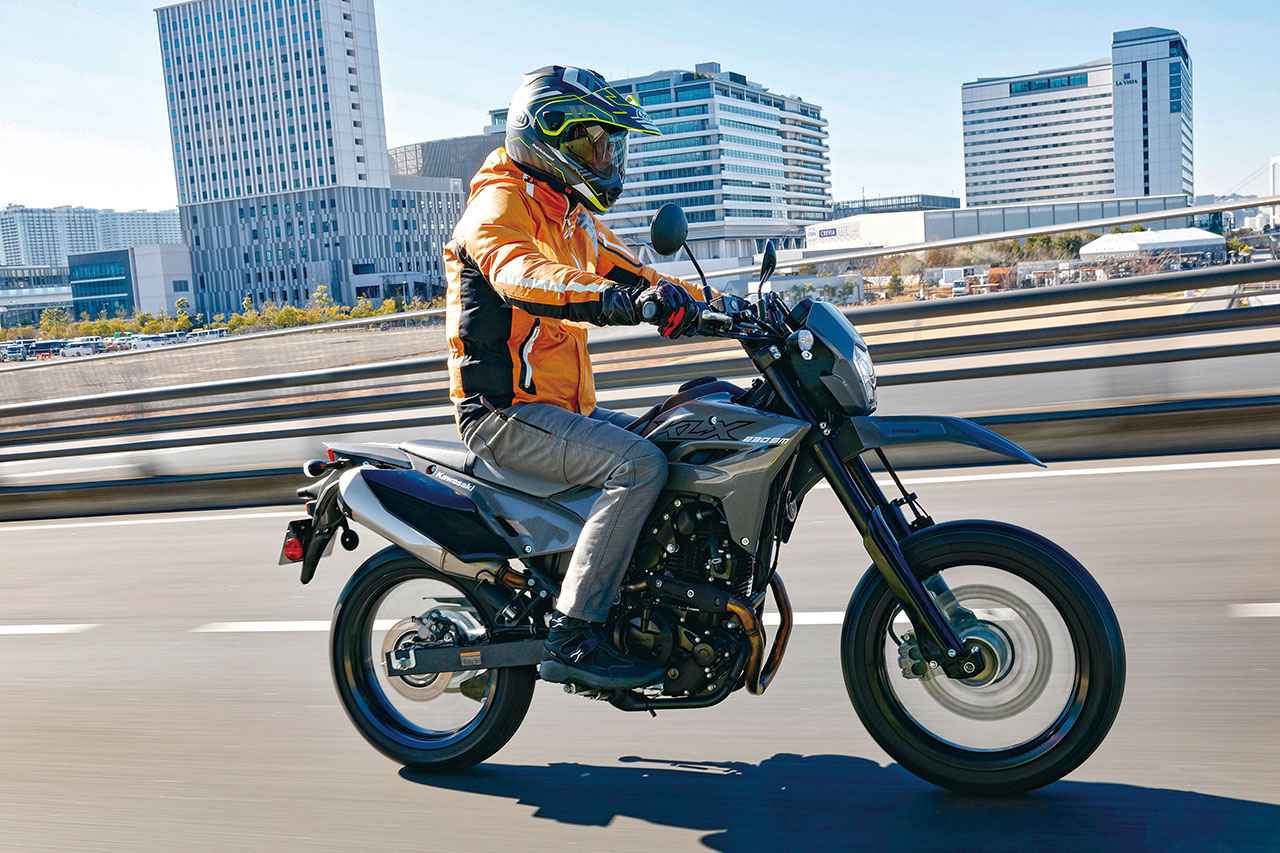 画像: Kawasaki KLX230SM 総排気量:232cc エンジン形式:空冷4ストSOHC2バルブ単気筒 シート高:840mm 車両重量:137kg 税込価格:61万6000円