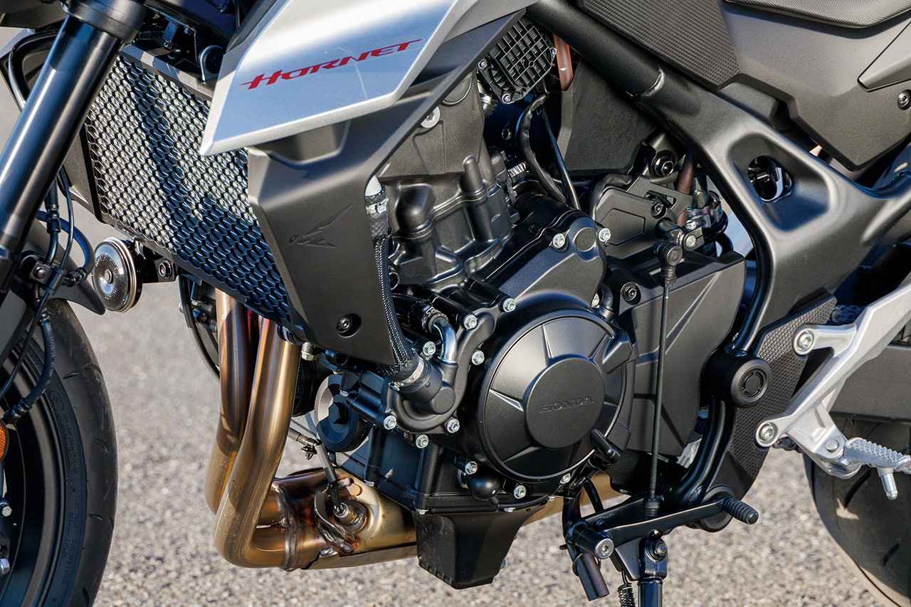 画像: 754cc水冷OHCユニカム2気筒エンジンは270度クランク採用。低中速の扱いやすさと高回転域の力強さを両立し、最高出力91PS/9500rpm、最大トルク7.6kgf・m/7250rpm。
