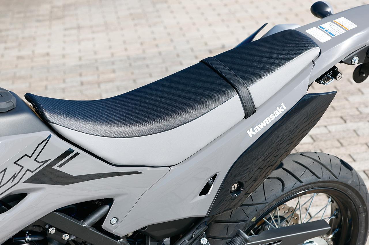 画像: シート高は先代モデルと比べ5mmダウンの840mmとしているがウレタン厚を増加し、快適性と足つき性を両立。エルゴノミクスも刷新され長距離や街乗りでも疲れにくい設計となっている。