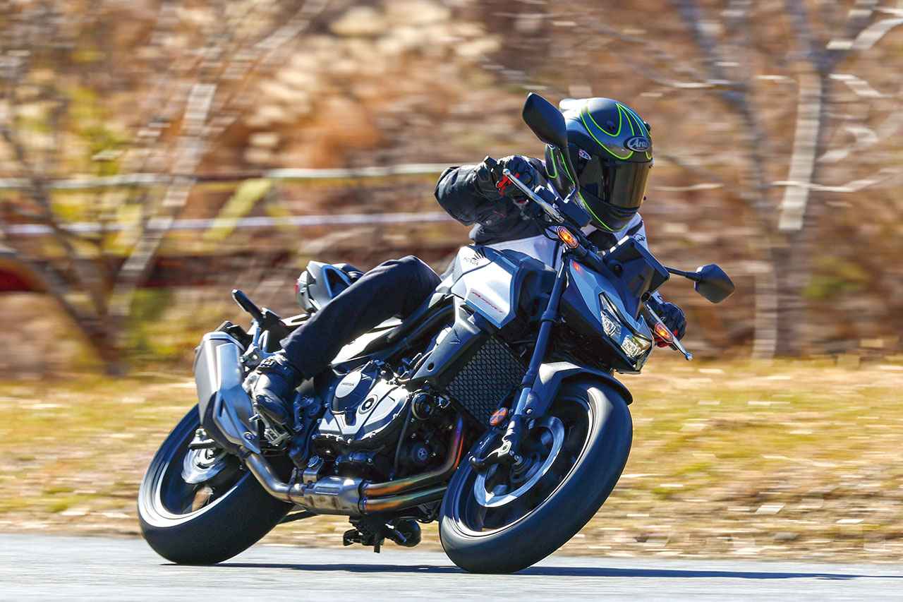 画像: Honda CB750 HORNET 総排気量:754cc エンジン形式:水冷4ストSOHC4バルブ並列2気筒 シート高:795mm 車両重量:192kg 税込価格:103万9500円