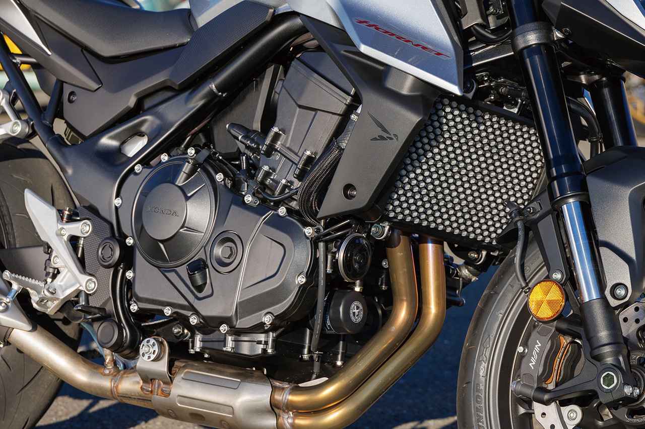 画像: 270度クランク、ユニカムバルブトレインを採用。吸気系の渦(ボルテックスエアフロー)ダクトによって、常用回転域の扱いやすさと、高回転域の吹け上がりの良さを向上させている。