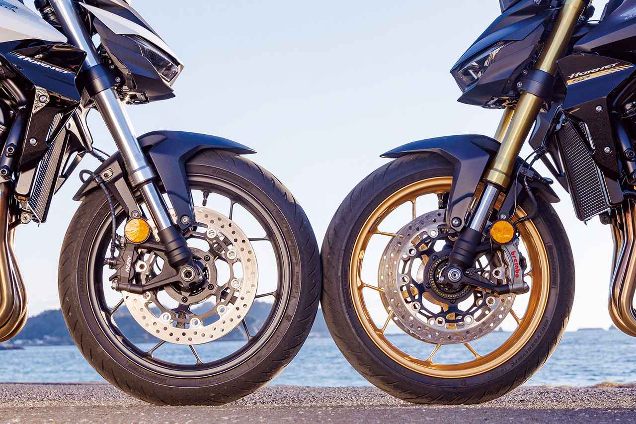 画像: スタンダード(左)はニッシン製、SP(右)はブレンボ製のラジアルマウントブレーキキャリパーをそれぞれ採用。初期のタッチはニッシンの方がダイレクト感があり、ブレンボの方がソフトと伊藤さんは評価していた。