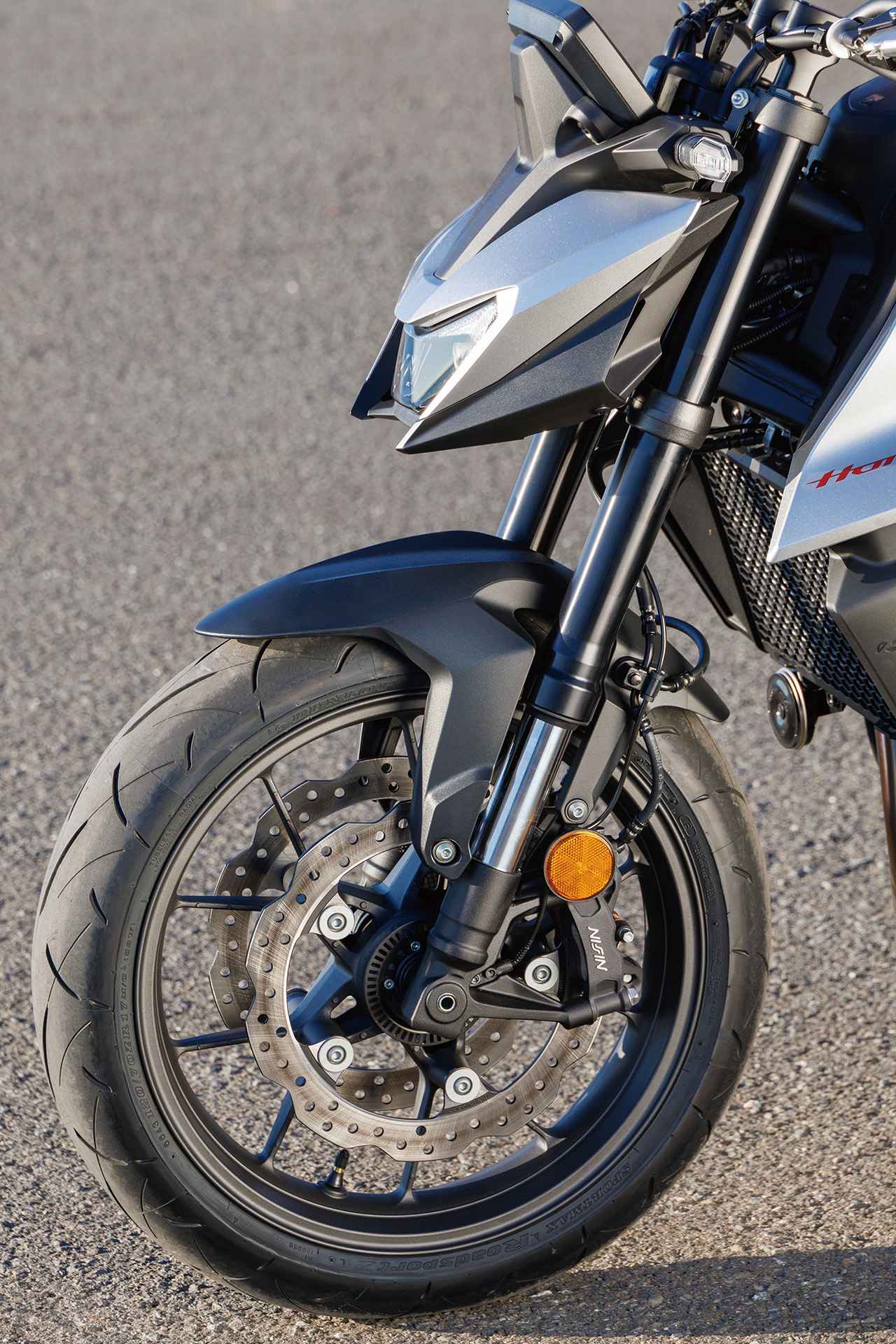 画像: フロントサスペンションは、倒立型のSFF-BPを採用。フロントブレーキはΦ296mm径ダブルディスクと、4ポットラジアルマウントキャリパーを組み合わせ。