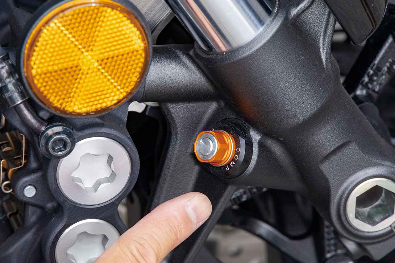 画像2: 前後にKYB製の専用フルアジャスタブルサスペンションを装備。サーキット走行などでペースアップするときなどに有効な機能だ。こういうところからもヤマハが走りを追求していることがわかる。