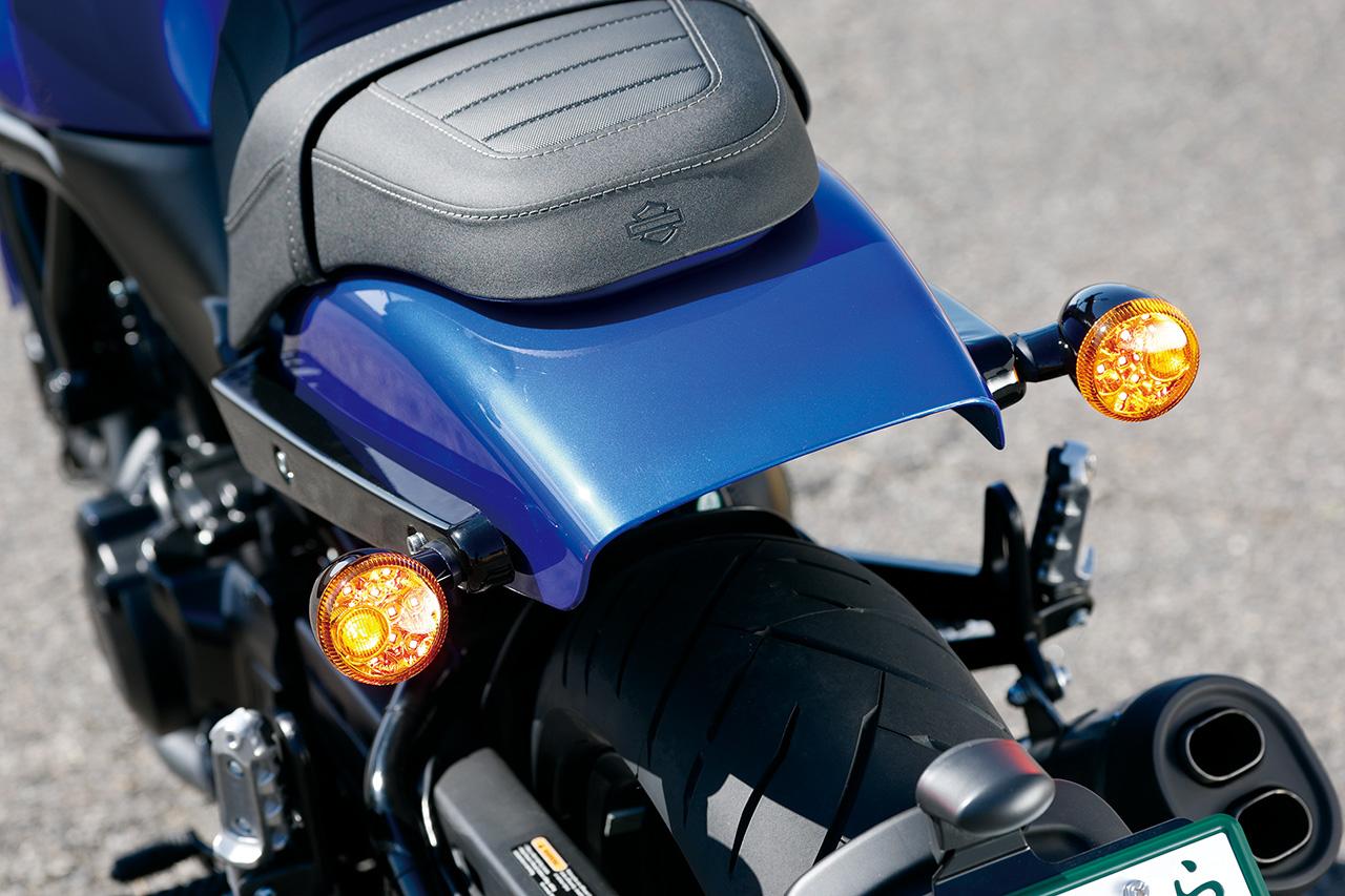 画像: 跳ね上がったトラッカースタイルの350に対して500は尻下がりのロードスタースタイル。落ち着いていて大人っぽいのがまたイイ。