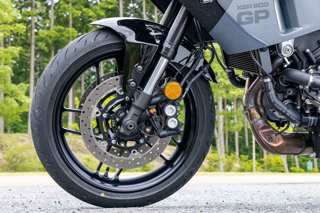 画像1: 前後にKYB製の専用フルアジャスタブルサスペンションを装備。サーキット走行などでペースアップするときなどに有効な機能だ。こういうところからもヤマハが走りを追求していることがわかる。