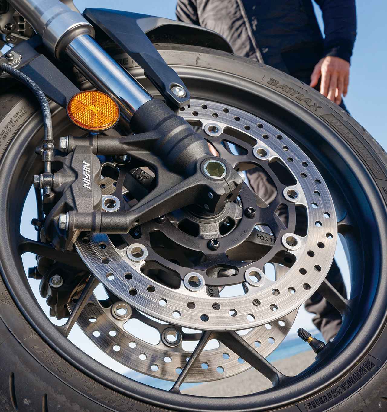 画像: STDの方はNISSINのラジアルマウントキャリパー。Φ310mmのディスクやインナーΦ41mmのフォークなど他の部分は基本的に共通。
