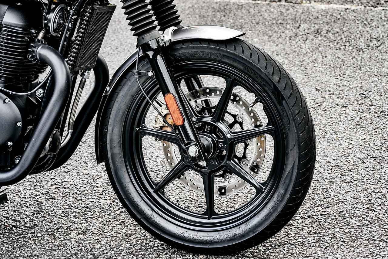 画像: 前輪は100、後輪は130サイズの18インチを採用。これが良い佇まいと、難しさを感じさせない軽快なハンドリングに貢献している。
