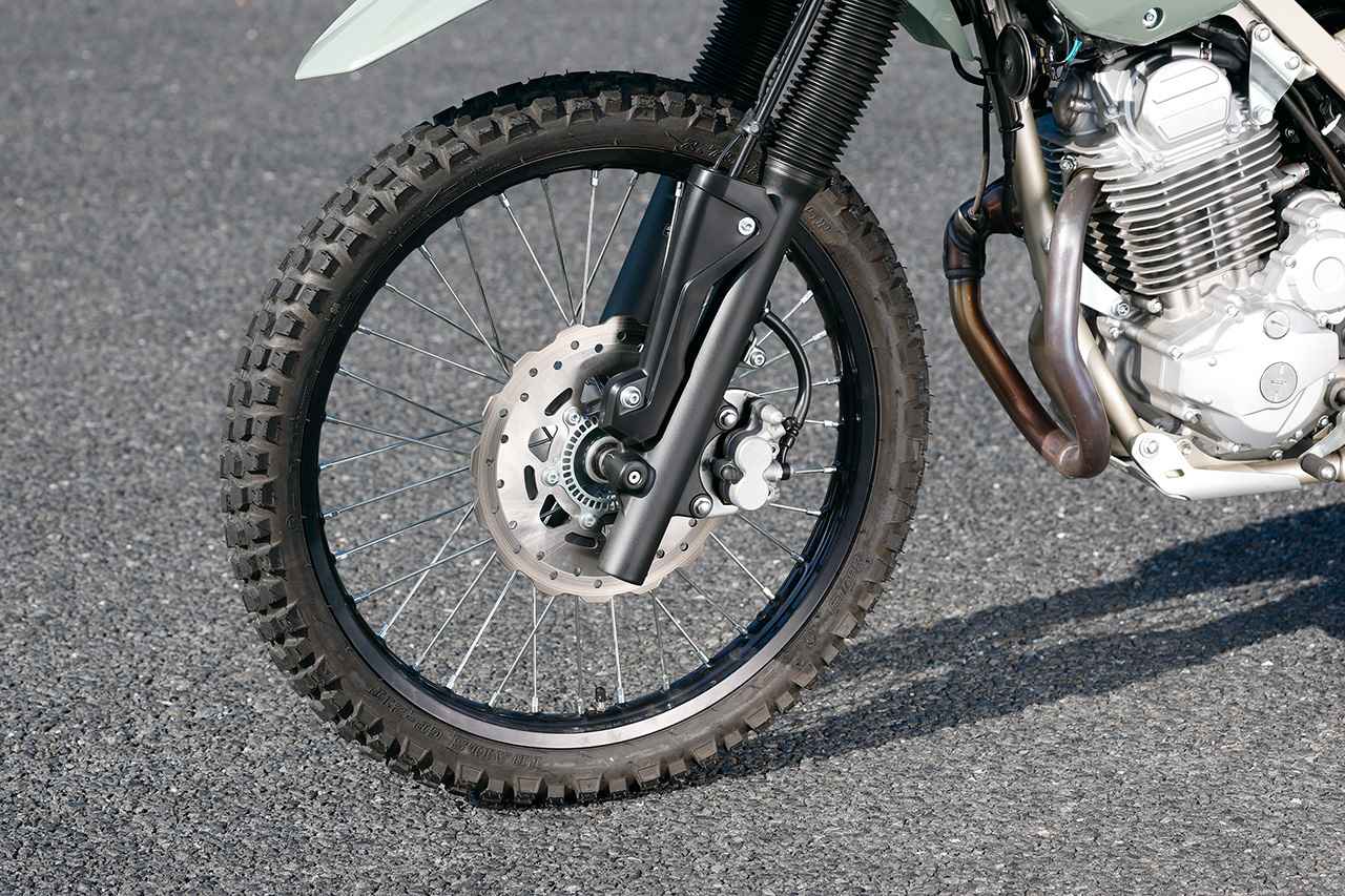 画像: Φ37mm正立フロントフォークと21インチホイールを採用。ホイールトラベルは200mmで、ソフトな設定によりオフロードでの快適性と操作性を両立する。