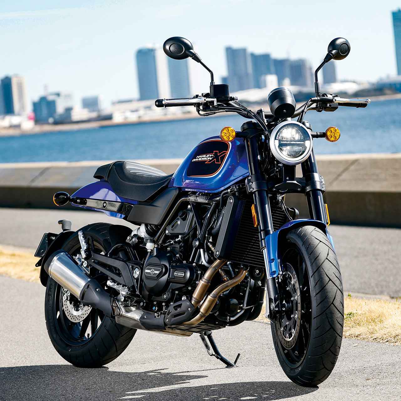 画像: Harley-Davidson X500 総排気量:500cc エンジン形式:水冷4ストSOHC4バルブ並列2気筒 シート高:820mm 車両重量:208kg 税込価格:83万9800円 2025年モデルとして写真のブルーが加わったX500だが、昨今の値上げラッシュのさなか価格は据え置き! 良心的だぜハーレーさん。