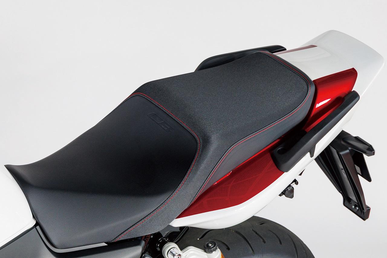 画像: 一見ごく一般的な形状のダブルシートだが、フィット感を追求していてライダーとバイクの一体感を高めてくれる。クッション性が高く疲れにくいのもポイントだ。