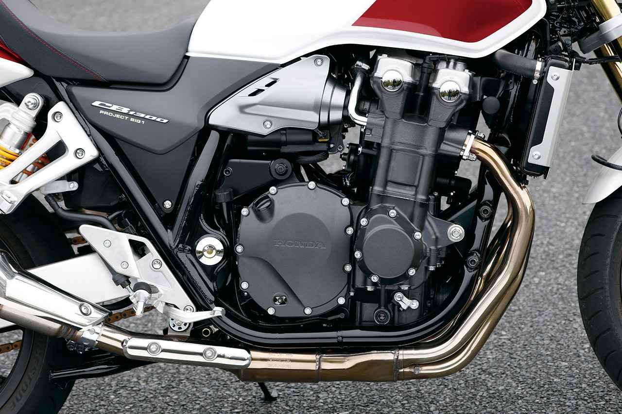 画像: 1284cc水冷DOHC直列4気筒エンジンは、最高出力113PS/7750rpm、最大トルク11.4kgf・m/6250rpmを発揮。電子制御燃料噴射(PGM-FI)や6速リターンミッションを搭載し、力強い加速と滑らかな吹け上がりが特徴。