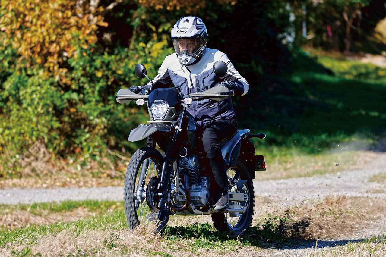 画像: Kawasaki KLX230 SHERPA 総排気量:232cc エンジン形式:空冷4ストSOHC2バルブ単気筒 シート高:845mm 車両重量:134kg 税込価格:63万8000円