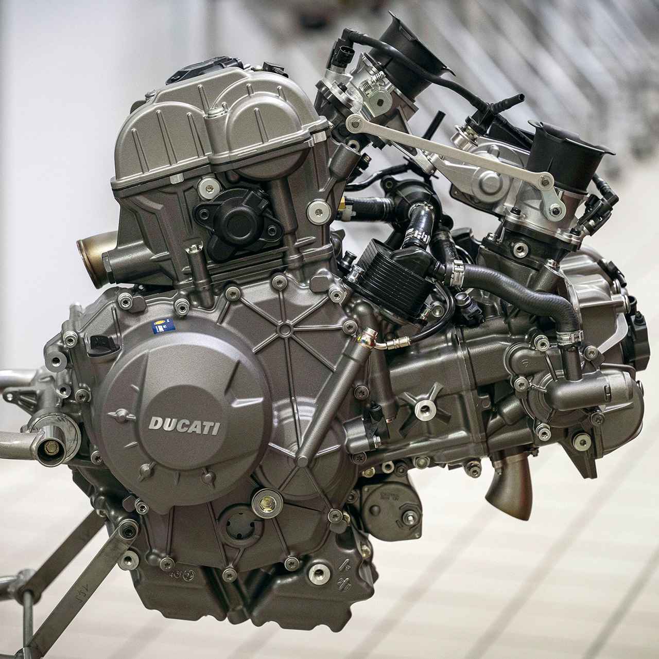 画像: 前モデルから9.5kgも軽量化されたV2エンジンは、バルブ開閉機構のデスモドロミックをバルブスプリングに変更。ヘッドまわりをコンパクトかつ軽量な設計とした。