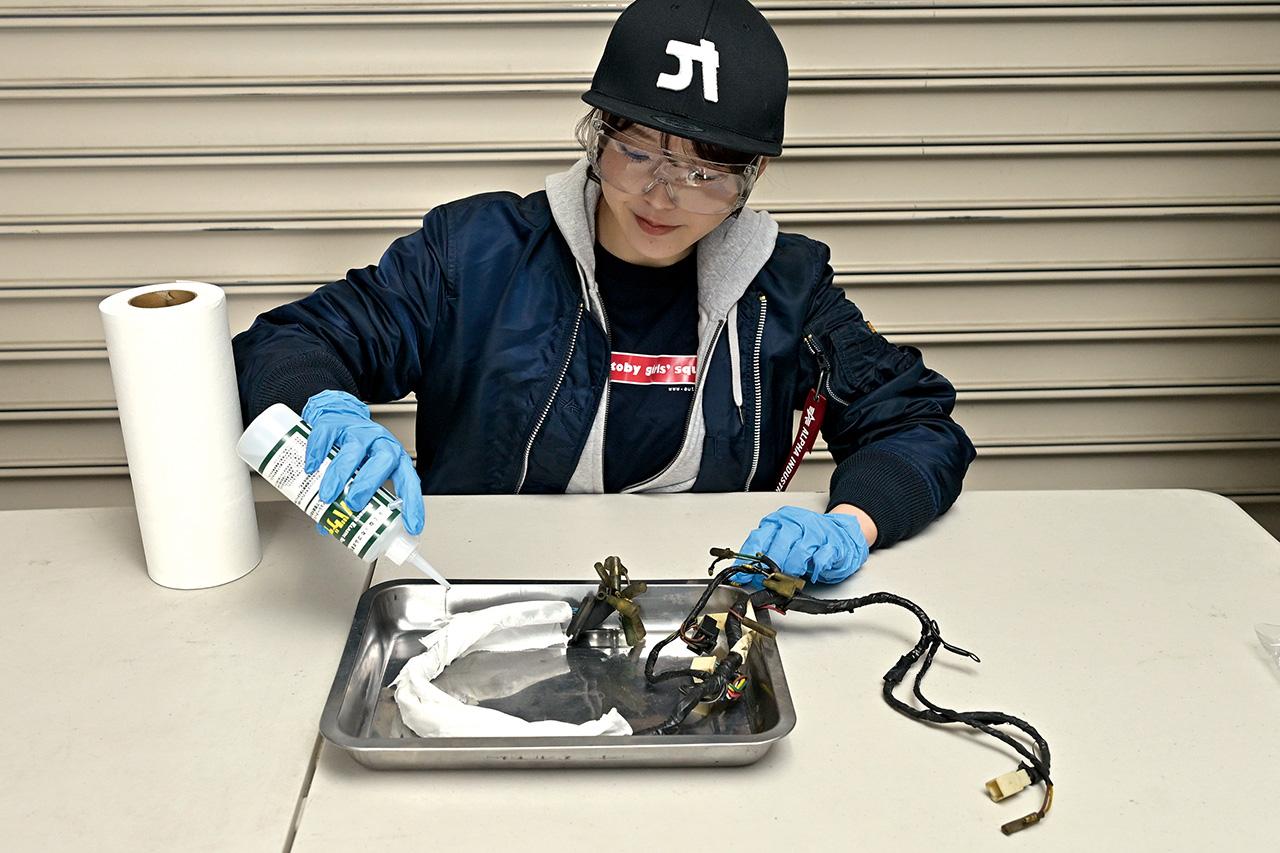 画像: ケミカル使用時は必要に応じて手袋装着 SNSでも話題になっているラバーの柔らかさがアゲインする「ラバゲイン」は新コンセプトのケミカル。ケミカル使用時は手荒れなどを防ぐために手袋、眼の保護のためのゴーグルも着用をおすすめしたい。