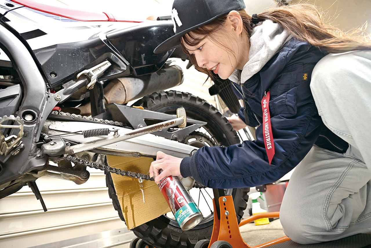 画像: ルブを吹き付けるときは、先に汚れを落としてから、チェーンの内側にスプレーしよう!