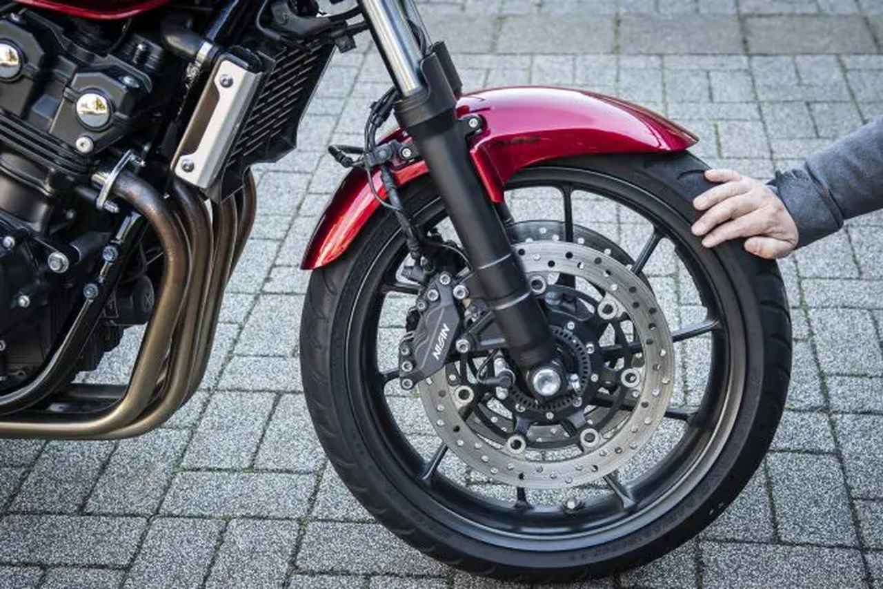 画像: 【初心者向けバイク講座】タイヤの空気圧の測定方法と空気の入れ方を解説 - webオートバイ