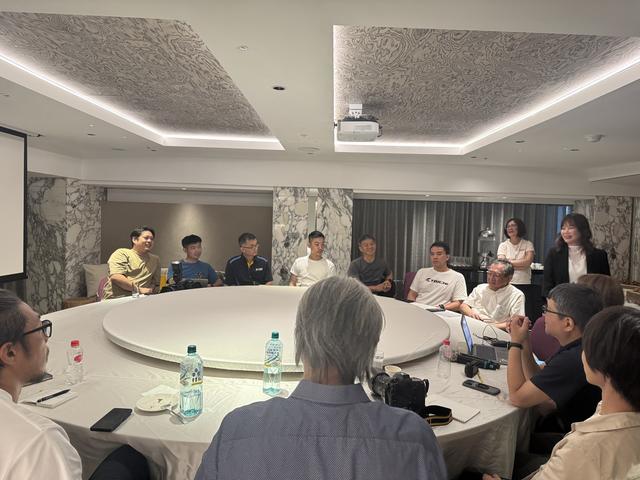画像: 台湾メディア×日本メディア 交流会。手前が日本メディアの皆さん、奥が台湾メディアの皆さん。