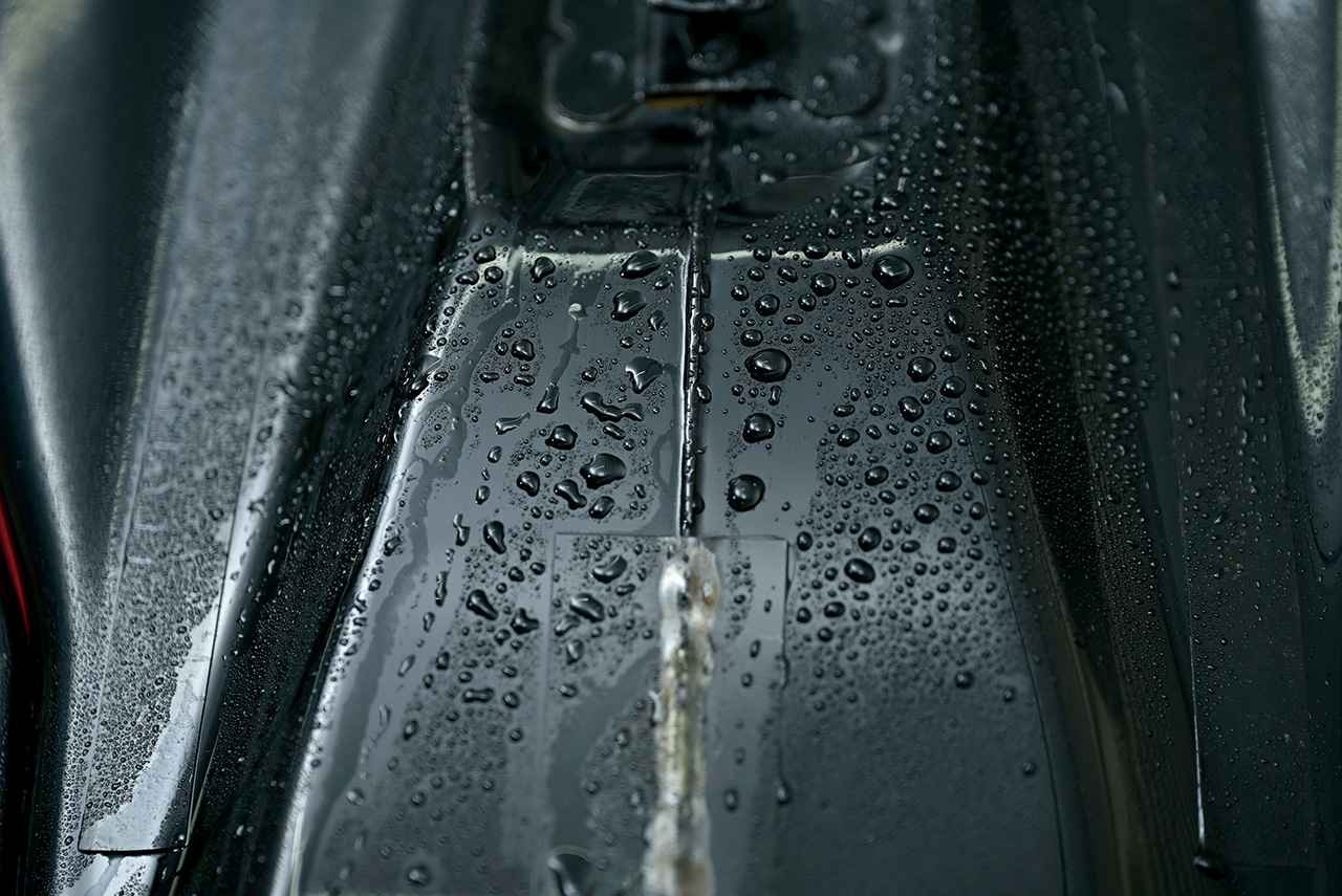 画像: 水を吹きかけてみたが水弾きも互角！ あとはどちらの効果が継続するかだろう。