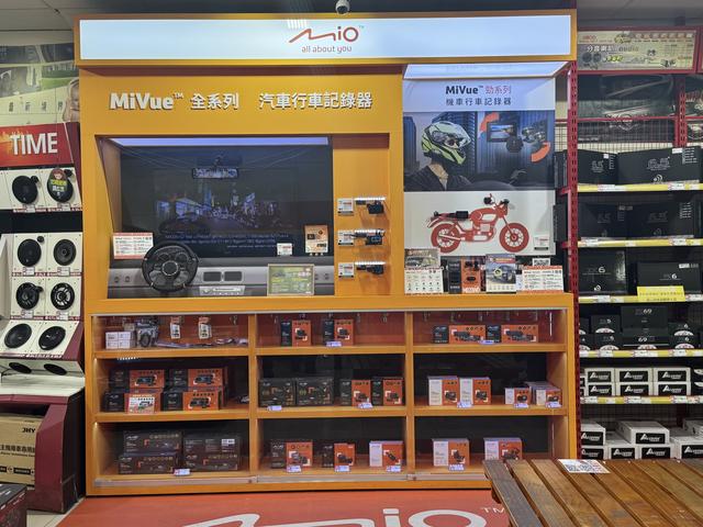 画像: こちらは別のカー用品店。お店の真ん中に、しかもオレンジで目立つMioの商品。